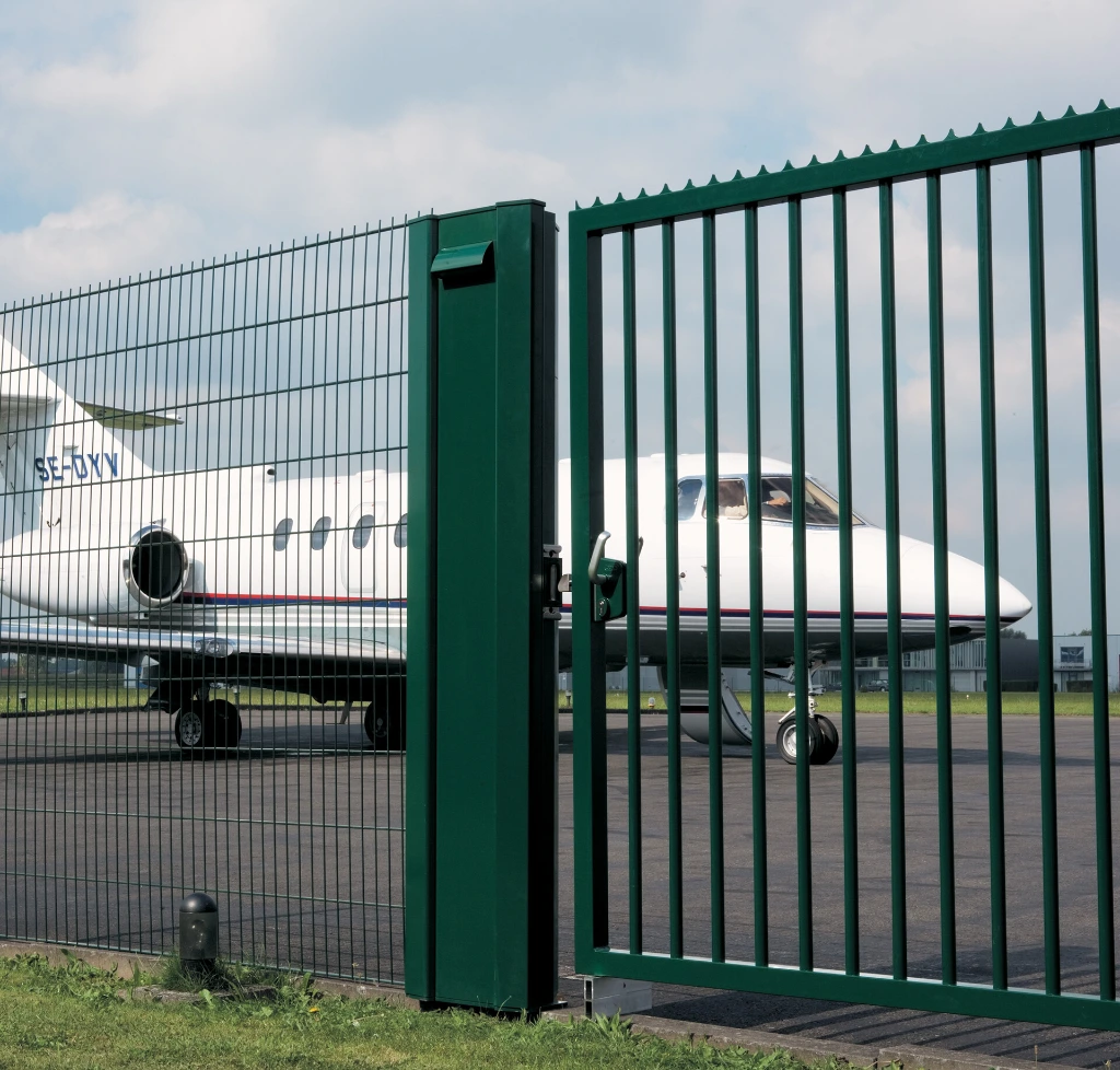 LSKZU2_SSKZ__Airplane_behind_green_sliding_gate_opening__1920px.webp