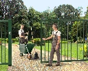 LSKZU2_SSKZ_KEYSAFE_PKWB2000__Gardeners_with_wheelbarrow_green_sliding_gate_parc__1920px.webp