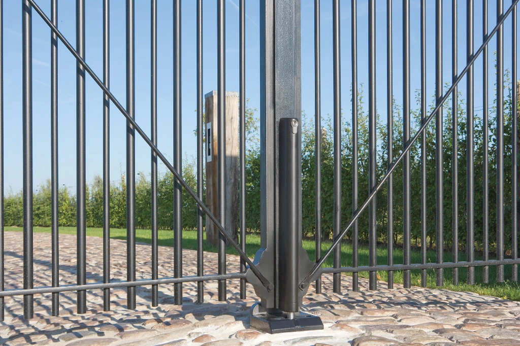 ELECTRADROP_OGS__Black_ornamental_gate_on_driveway__1920px.webp